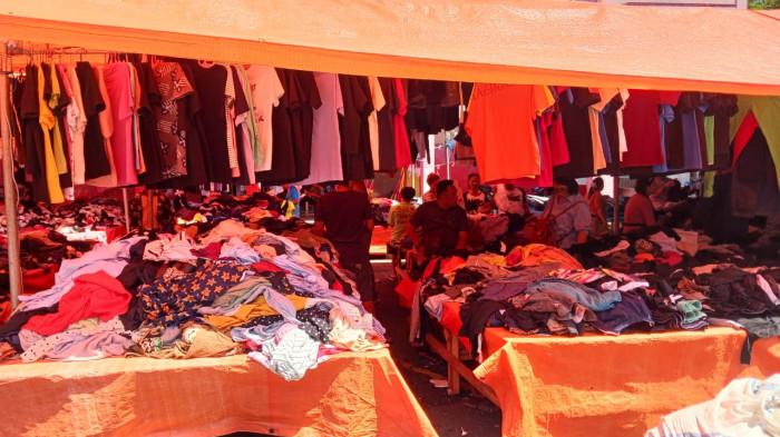 PAKAIAN BEKAS - Ilustrasi pakaian bekas yang dijual di Pasar 45 Manado, Sulawesi Utara, Minggu (16/11/2025). Importir pakaian bekas meminta pemerintah mengkaji ulang aturan.