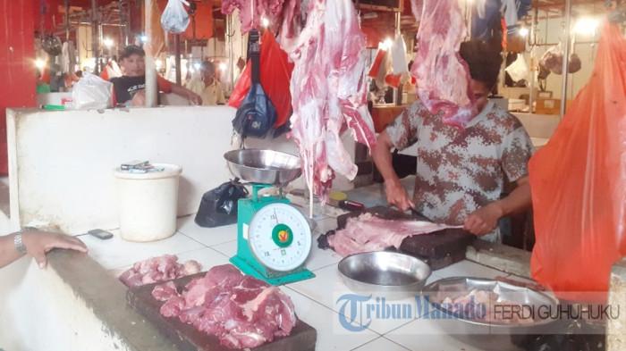 HARGA BAPOK - Foto pedagang daging di Pasar Bersehati Manado Sulawesi Utara, Selasa (24/2/2026). Harga daging ayam dan sapi alami kenaikan.