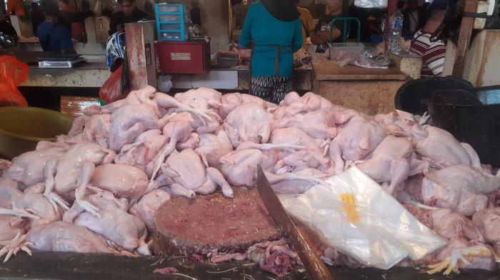 HARGA BAPOK - Pedagang di Pasar Bersehati Manado Sulawesi Utara. Berikut daftar harga bahan pokok di Pasar Bersehati, Senin 4 Mei 2026.