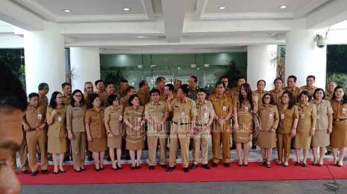 Pejabat Pemprov Ikut Keganjringan Tiktok, Goyang Ubur-Ubur di Depan Kantor Gubernur