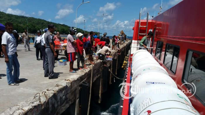 Penjual di Pelabuhan Tagulandang Abaikan Keselamatan