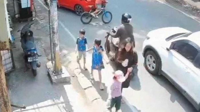 PELAKU PENCULIKAN ANAK- Wanita misterius menggunakan kaos berwarna hitam yang diduga merupakan pelaku penculikan anak tertangkap kamera pengawas atau CCTV di Jalan Pelita Raya, Kecamatan Panakkukang, Kota Makassar, Sulawesi Selatan (Sulsel, Minggu (2/11/2025).