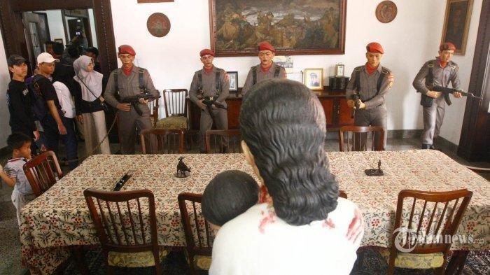 Pengunjung melihat diorama penyerbuan pasukan Tjakrabirawa di Museum AH Nasution, di Jakarta. 5 Tempat yang Mengingatkan Peristiwa G30S, Monumen Pancasila Sakti hingga Monumen Ade Irma Suryani.
