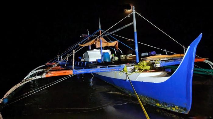 PERAHU - Potret perahu motor jenis Pamboat (Fuso) yang alami kebakaran mesin di perairan Kampung Beeng Laut, Sangihe, Kamis (8/1/2026). Dalam kejadian ini, dua nelayan alami luka bakar serius.