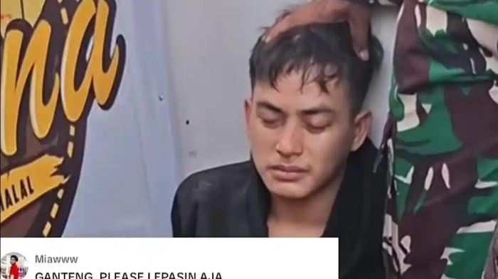 PERAMPOK VIRAL - Penangkapan seorang pemuda terduga perampok di sebuah minimarket mendadak ramai dibahas setelah videonya viral di media sosial. Bukan tindakan kriminalnya yang menjadi sorotan, melainkan wajah pelaku yang dianggap ‘good looking’ sehingga membuat warga memberikan respons tak biasa. Peristiwa perampokkan terjadi di minimarket Alfamart di Jalan Pagar Alam, Kelurahan Segala Mider, Kecamatan Tanjungkarang Barat, Kota Bandar Lampung.