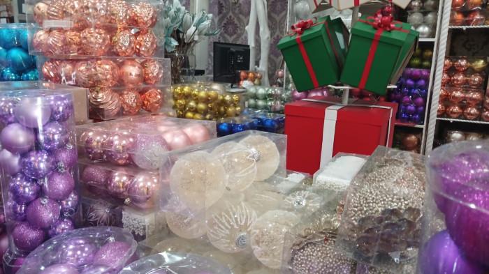AKSESORIS NATAL - Aksesoris Natal yang dijual di Jalan Sudirman, Komo Luar, Wenang, Manado, Sulawesi Utara, Minggu (14/12/2025). Berikut daftar harganya.