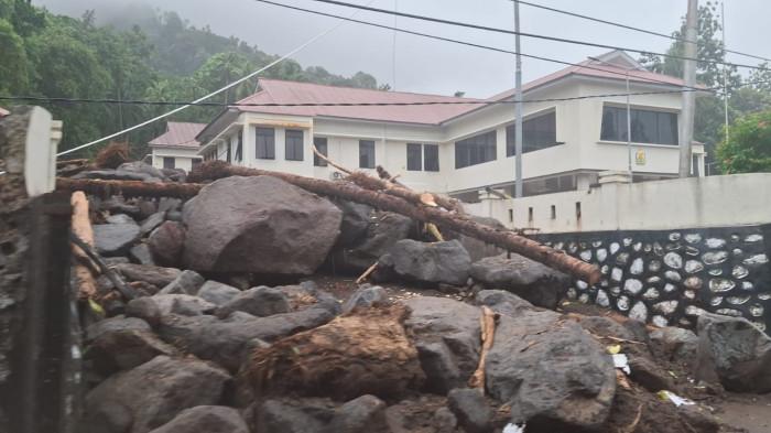 BANJIR BANDANG - Mapolres Sitaro, Kelurahan Paseng, Siau Barat, Sitaro, Sulawesi Utara, pasca bencana banjir bandang, Rabu (7/1/2026). Total ada 206 unit bangunan yang ikut terdampak banjir bandang di Siau, Kabupaten Sitaro, Provinsi Sulawesi Utara. Dari jumlah tersebut 30 rumah dilaporkan hilang terbawa banjir. 52 rumah rusak berat. 29 rumah rusak sedang dan 89 lainnya rusak ringan.