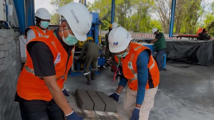 Program PLN Pemanfaatan FABA PLTU Palu 3 Paving dan Batako Jadi Angin Segar Bagi BUMDes Lero Tatari