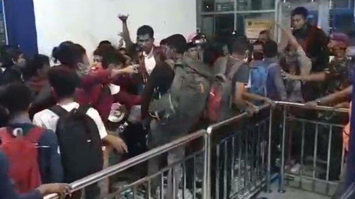 Puluhan Mahasiswa Asal Ambon Mengamuk di Pelabuhan Paksa Naik Kapal, Habis Uang dan Tak Punya Tiket