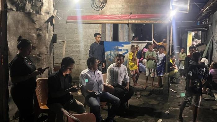 RUMAH DUKA - Suasana di rumah duka salah satu korban di Kelurahan Bitung Barat Satu, Kecamatan Maesa, Kota Bitung, Jumat (14/11/2025) malam. Cerita saksi Meyvi Lahimade (43), kronologi dua balita meninggal dunia terseret ombak di perairan Pantai Candi Kota Bitung.
