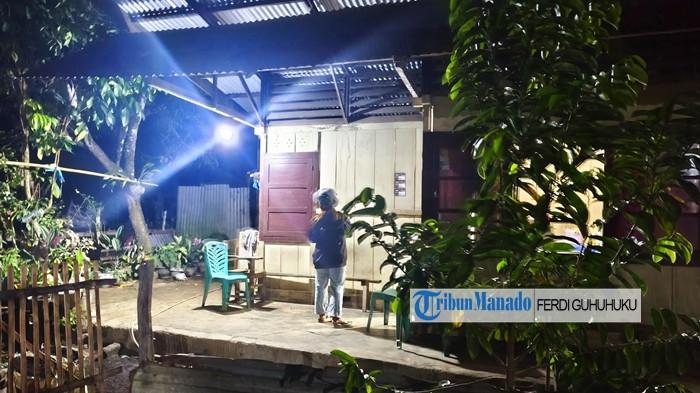 RUMAH ADIK ROY - Suasana rumah keluarga Roy Rusli yang berada di Jaga 2 Desa Tombuluan, Kecamatan Tombulu, Kabupaten Minahasa, Sulawesi Utara, Senin (17/11/2025) malam. Marco Makaminang, anggota keluarga adik Roy mengungkapkan detik-detik adiknya itu hilang dari pengawasan orang tua.