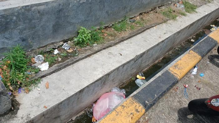 sampah di selokan pasar bersehati manado