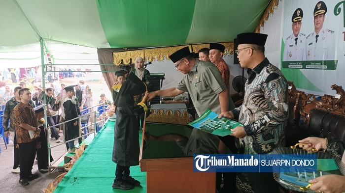 WISUDA - Ribuan santri angkatan XXV Tahun 2025 se-Bolmong Sulawesi Utara, diwisuda di kompleks kantor Bupati Bolmong, Kamis (13/11/2025). Sekda Bolmong Abdullah Mokoginta menjadi pemindah tali toga sebagai tanda kelulusan.