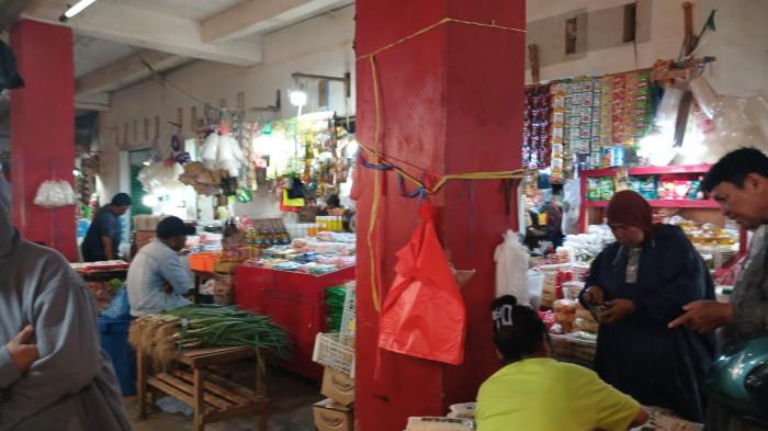 BAHAN PANGAN - KIos bahan pangan di Pasar Bersehati, Manado, Sulawesi Utara, Selasa (2/12/2025). Berikut daftar harga bahan pangan hari ini.