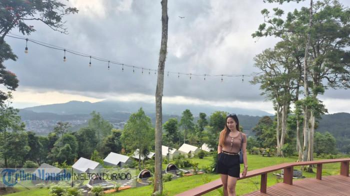 seorang wisatawan di Kilapong Hills di Tomohon, Sulawesi Utara