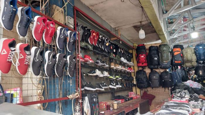 SEPATU KW - Salah satu spot penjualan sepatu kw di Pasar 45, Manado, Sulawesi Utara, Selasa (21/10/2025).