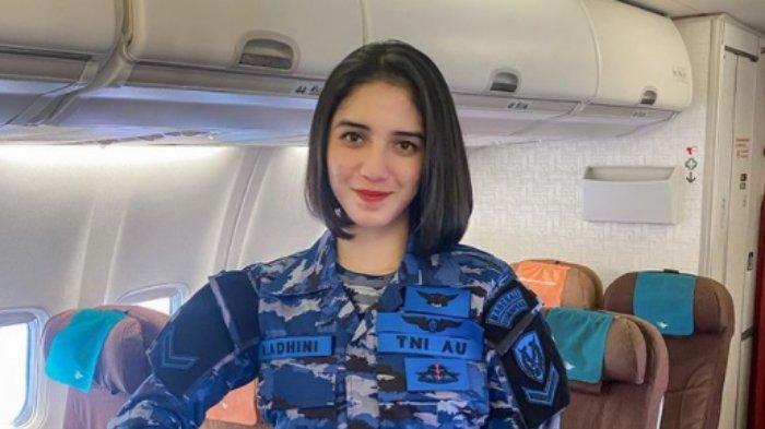 SOSOK Serda Adhini, Anggota TNI yang Jadi Pramugari Pesawat Kepresidenan Jokowi, Kuasai Ilmu Perang