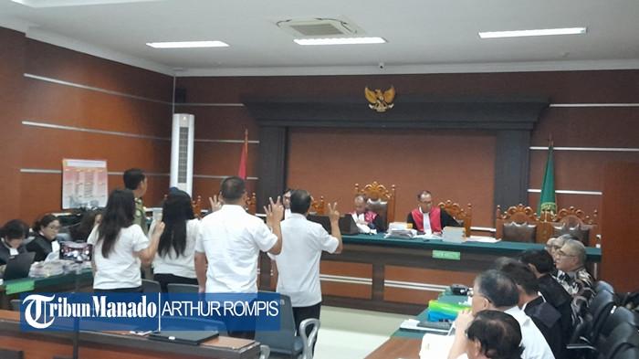 SIDANG - Suasana sidang lanjutan kasus dugaan korupsi dana hibah Pemprov Sulut ke GMIM digelar di Pengadilan Negeri Manado, Kelurahan Kima Atas, Kecamatan Mapanget, Kota Manado, Provinsi Sulawesi Utara (Sulut), Senin (6/10/2025). Saksi Gabby Tuelah menjelaskan bahwa Ketua Sinode BPMS GMIM menolak setujui penggunaan dana hibah untuk ongkos ke Jerman, namun terdakwa AGK dan Fereydy Kaligis terus mendesak.