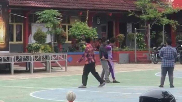 Siswa SMA Ngamuk Bawa Parang di Sekolah Tak Terima Dapat Hukuman dari Guru, Videonya Viral di Medsos