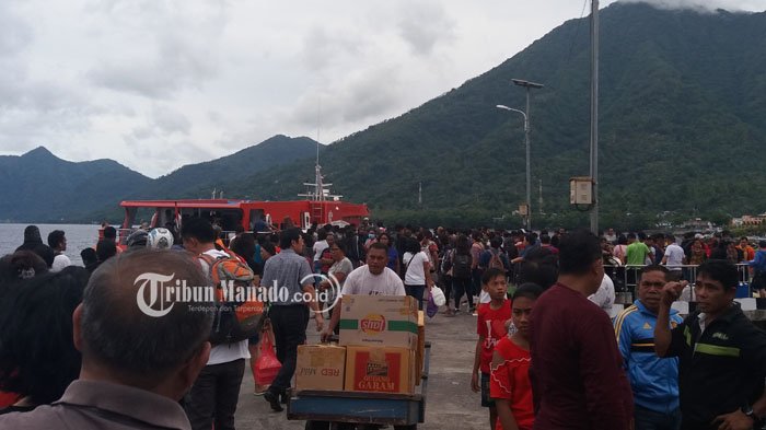 Jelang Hari Kemenagan, Ada Apa dengan Kerumunan Warga di Pelabuhan Ulu Siau ?