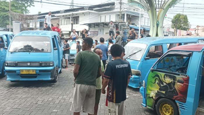PROTES - Para sopir angkot di Zero Poin Manado saat melakukan protes terhadap beroperasinya Bus Buy The Service (BTS), Senin (1/12/2025).