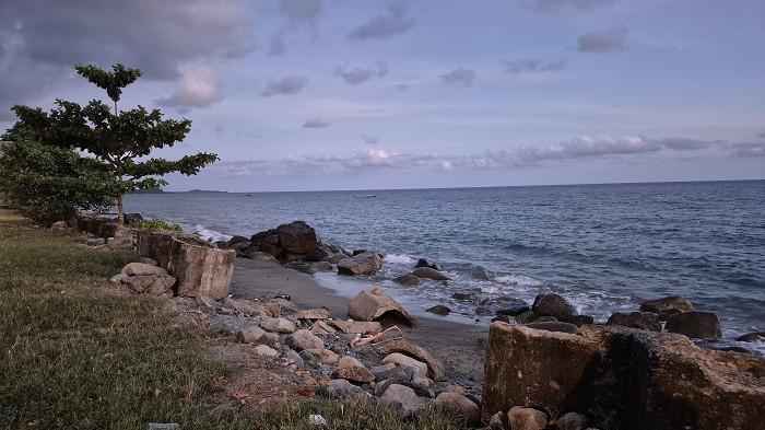 TANGGUL - Kondisi tanggul di Pantai Sondana, Kecamatan Bolaang Uki, Kabupaten Bolsel, Sulut yang rusak akibat tergerus ombak.