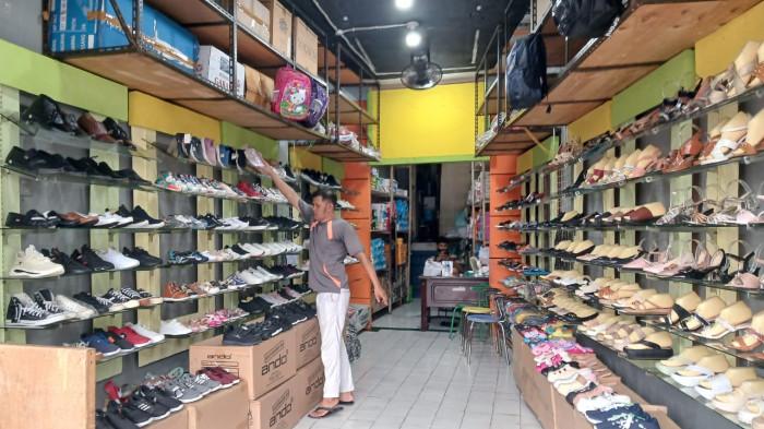 Penjual Sepatu KW di Pasar 45 Manado Klaim Kualitas Tak Kalah di Pusat
