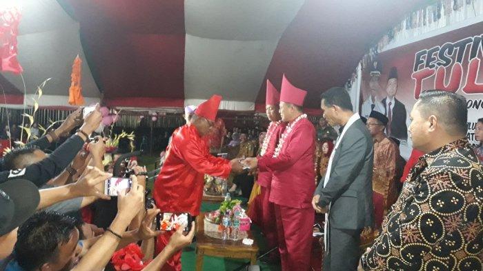 Tulude di Bolsel, Herson Mayulu dan Iskandar Kamaru Dapat Gelar Adat Nusa Utara