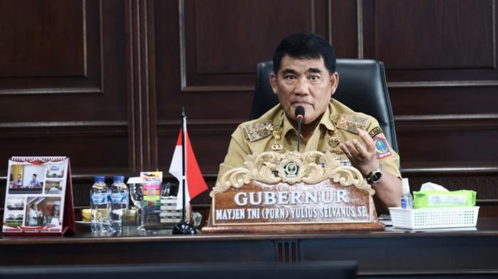 RAPAT KERJA - Gubernur YSK pimpin rapat kerja bersama PT MSM di Ruang Rapat Gubernur, Lantai 6 Kantor Gubernur Sulut, Jalan 17 Agustus No. 69, Kelurahan Teling Atas, Kecamatan Wanea, Kota Manado, Sulut, Senin (8/12/2025). Agenda rapat yaitu untuk menekankan optimalisasi peran BUMD untuk majukan ekonomi daerah.