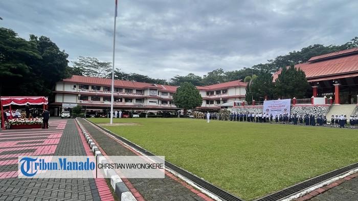 BUPATI - Potret upacara Hari Pahlawan di lapangan kantor Bupati Minut, Kelurahan Airmadidi Atas, Kecamatan Airmadidi, Kabupaten Minut, Provinsi Sulawesi Utara (Sulut), Senin (10/11/2025). Berita Populer Minut, Selasa (11/11/2025): Bupati Joune Ganda ultimatumkan Kadis Pendidikan agar pecat kepsek dari sekolah para siswa tak disiplin saat upacara Hari Pahlawan 10 November.