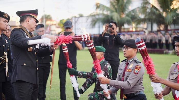 UPACARA TAPTU - Upacara Taptu dalam rangka menyambut HUT ke-80 RI di lapangan Mapolda Sulut, Sabtu (16/8/2025).