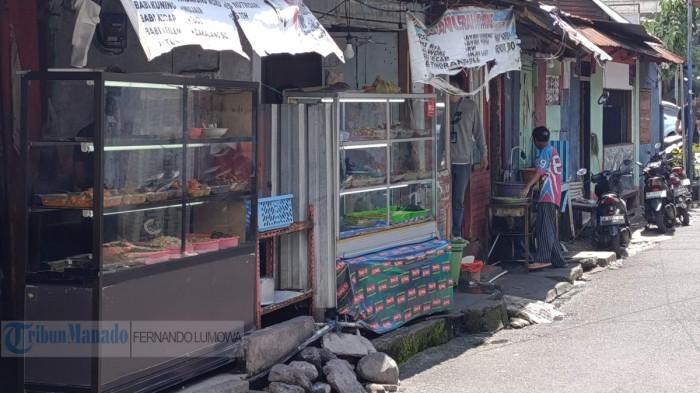 BAHAN BAKU - Suasana area warung nasi campur di seputaran Kampus Unsrat Manado, Sulawesi Utara, Selasa (9/6/2026). Kenaikan harga bahan baku seperti beras, minyak goreng, tahu tempe dan lainnya memicu pedagang menaikkan harga jual.