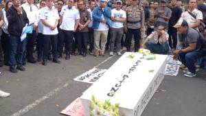AKSI-DAMAI-aksi-damai-yang-digelar-Aliansi-Bitung-Bergerak-di-depan-kantor-DPRDKLI0.jpg