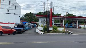 ANTRIAN-Potret-Antrian-Kendaraan-di-SPBU-Malalayangggfjyi789879.jpg