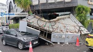 ATAP-AMBRUK-Atap-teras-salah-satu-bangunan-di-Bahu-Mall-Kota.jpg