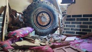 Alat-berat-jenis-loader-menabrak-satu-rumah-warga-di-Kelurahan-Molas-Kecamatan-Bunaken-ty6r4.jpg