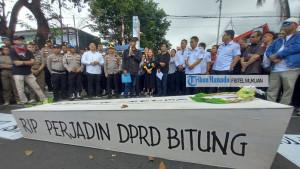 Aliansi-Bitung-Bergerak-meenggelar-aksi-damai-di-depan-Kantor-DPRD-Bitung-peti-jenazah.jpg