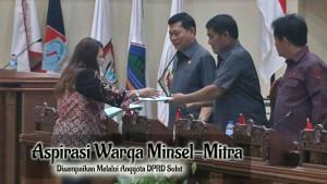 Anggota-DPRD-Sulawesi-Utara-Pricylia-Rondo-menyampaikan-dokumen-hasil-reses-Foto.jpg