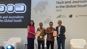 Anggota-Dewan-Pers-Dahlan-Dahi-menerima-penyerahan-studi-Kelayakan-Dana-Jurnalisme-Indonesia.jpg