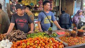 BAHAN-POKOK-Satu-diantara-penjual-cabai-dan-bumbu-dapurlo0.jpg