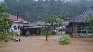 BANJIR-Kondisi-rumah-warga-desa-Komangaan-Kecamatan-Bolaang-Kabupaten-Bolmongo90.jpg