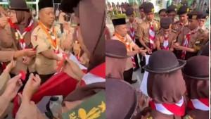 BENDERA-DISOBEK-Potongan-video-yang-memperlihatkan-perobekan-pinggiran-bendera-Merah-Putih.jpg