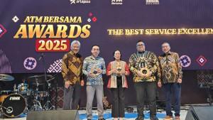 BSG-Direktur-Operasional-BSG-Louisa-Parengkuan-menerima-penghargaanLIO909.jpg