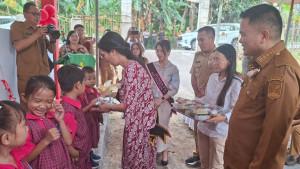 Bunda-PAUD-Mitra-Stefa-Kandoli-Antou-meresmikan-Gedung-bermain-TK-GMIM-Efrata-Liwutung.jpg