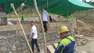 Bupati-Bolmong-Yusra-Alhabsyi-saat-meninjau-paket-pengerjaanHJGHJ.jpg