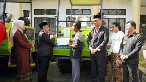Bupati-Bolmong-Yusra-Alhabsyi-saat-menyerahkan-bantuan-Alsintan-dsfh.jpg