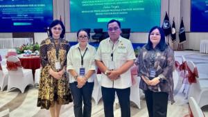 Bupati-Minahasa-Robby-Dondokambey-menyerahkan-proposal-permohonan-bantuan.jpg