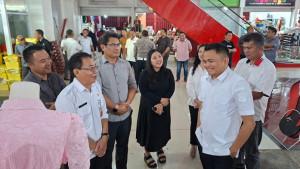 Bupati-Minahasa-Ronald-Kandoli-saat-meninjau-Plaza-Ratahan-sd.jpg