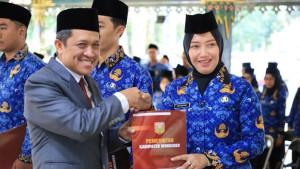 Bupati-Wonosobo-Afif-Nurhidayat-kiri-secara-simbolis-menyerahkan-SK-kepada-perwakilan-ASN-baru.jpg