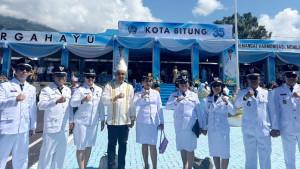 Camat-Matuari-Amelia-Lasri-Ngantung-bersama-para-lurah.jpg